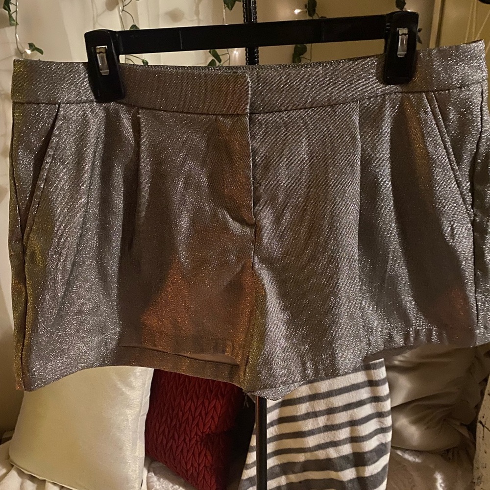 Jennifer López shorts
Grey glitter 
Size:12